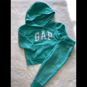 Gap jogging suit